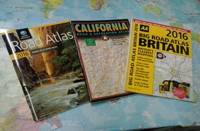 tre atlanti su una carta geografica