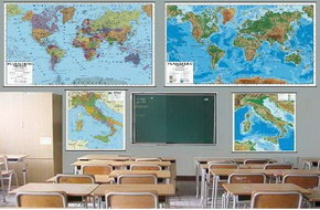 una classe con quattro carte geografiche appese al muro