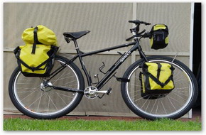 una bicicletta con tre borse ortlieb