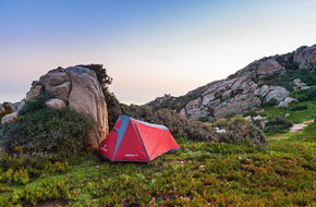 una tenda ferrino rossa in alta montagna